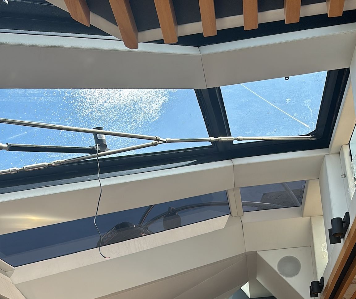 Yacht di lusso, imbarcazioni a vela e plance di navigazione